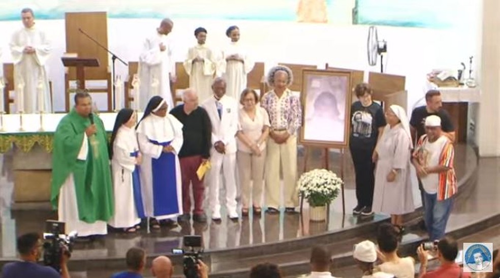 Missa de sétimo dia de Preta Gil em Salvador tem foto no altar e 5 músicas de Gilberto Gil; veja detalhes
