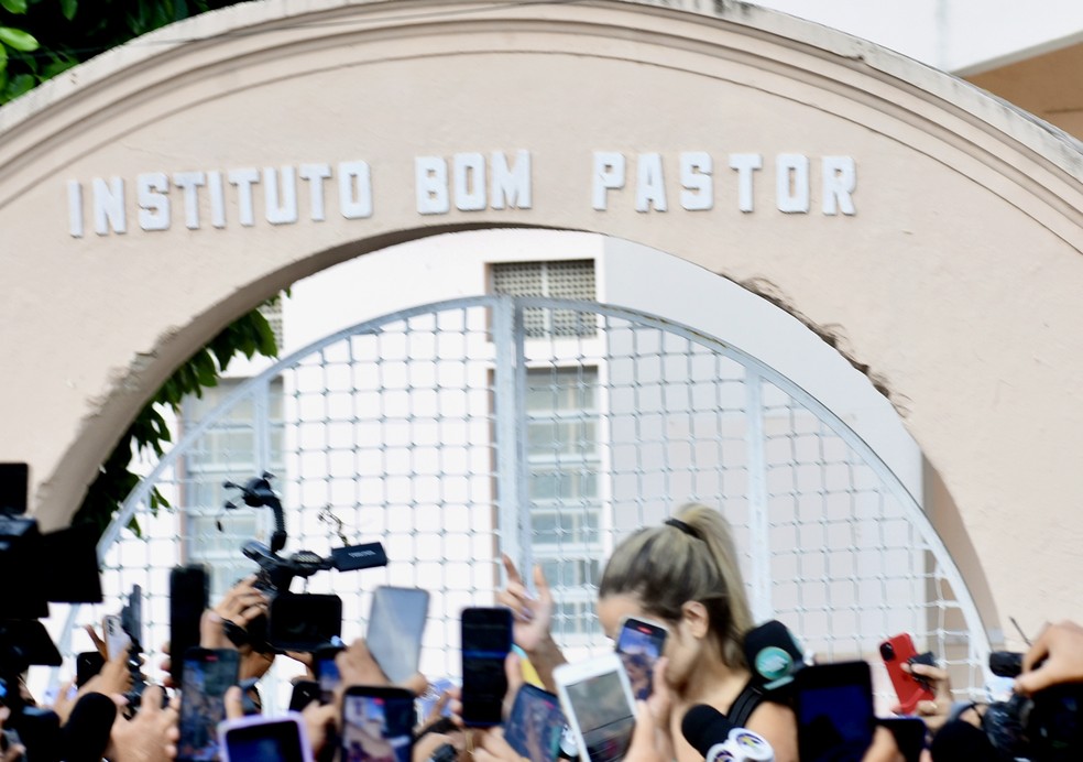 Fãs na porta do presídio onde Deolane Bezerra ficou — Foto: AgNews