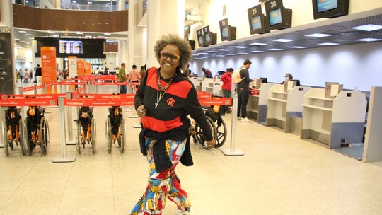 Sandra Sá usa camiseta do Flamengo ao embarcar com filho em aeroporto