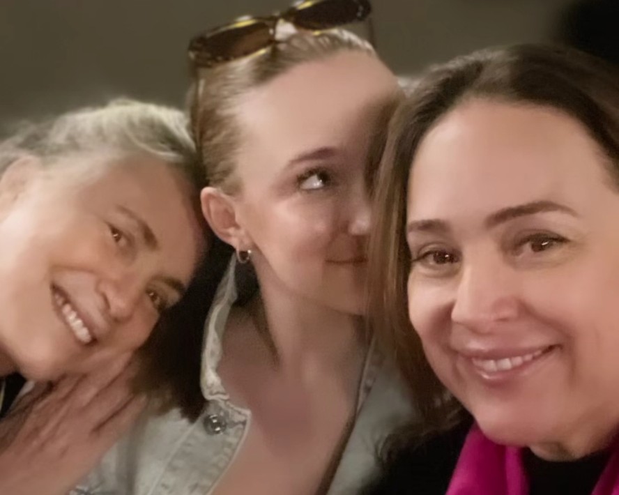 Regina Duarte vai ao cinema com a filha, Gabriela Duarte, e a neta Manuela