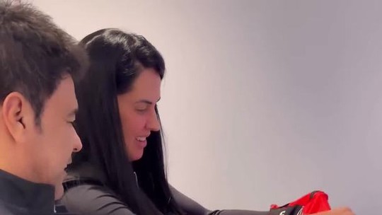 Grávida, Graciele Lacerda e Zezé Di Camargo ganham roupas de times para o filho: 'Vai dar briga' 