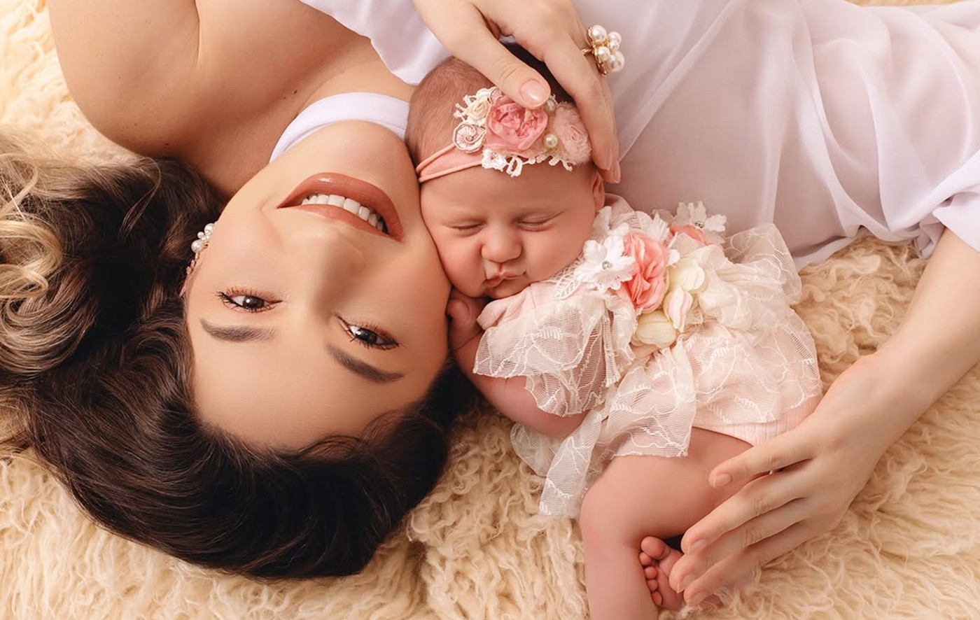 Ex-BBB Marília Miranda apresenta a filha em ensaio fotográfico