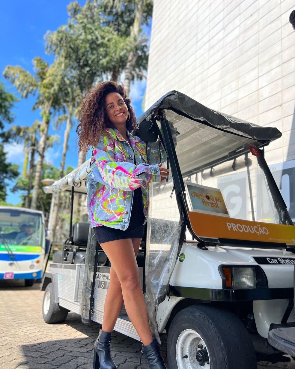 Domitila Barros faz pose em carrinho dos Estúdios Globo, no Rio — Foto: Reprodução/Instagram