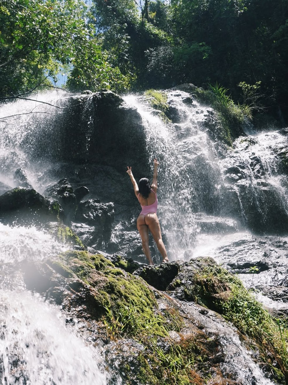 Carol Macedo toma banho de cachoeira — Foto: Reprodução/Instagram