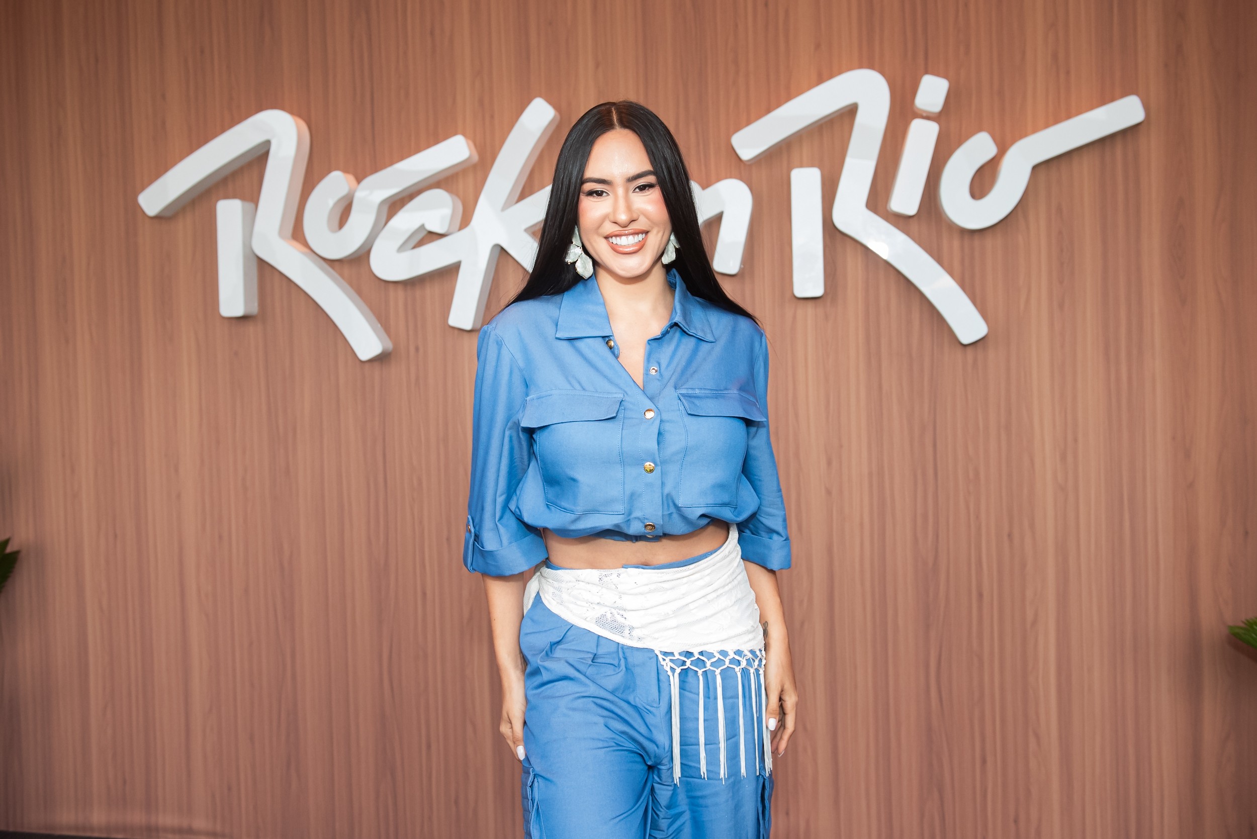 Ex-cunhã do Garantido, Isabelle Nogueira usa azul no Rock in Rio, mas confessa: 'Calcinha é vermelha' - Foto