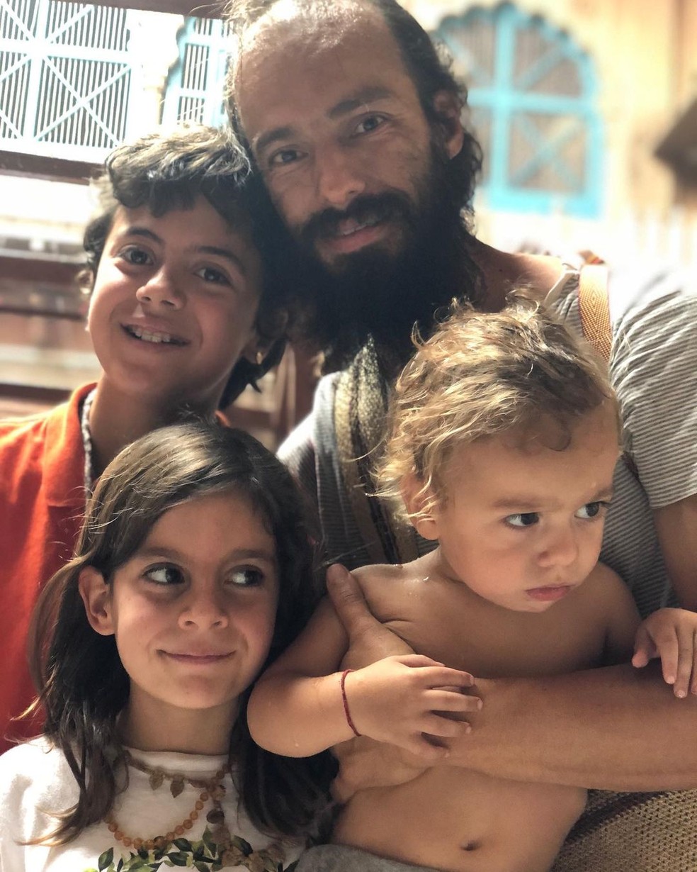  Badarik González, marido de Mariana Maffeis, com Varuna, Joana e Maria — Foto: Reprodução/Instagram