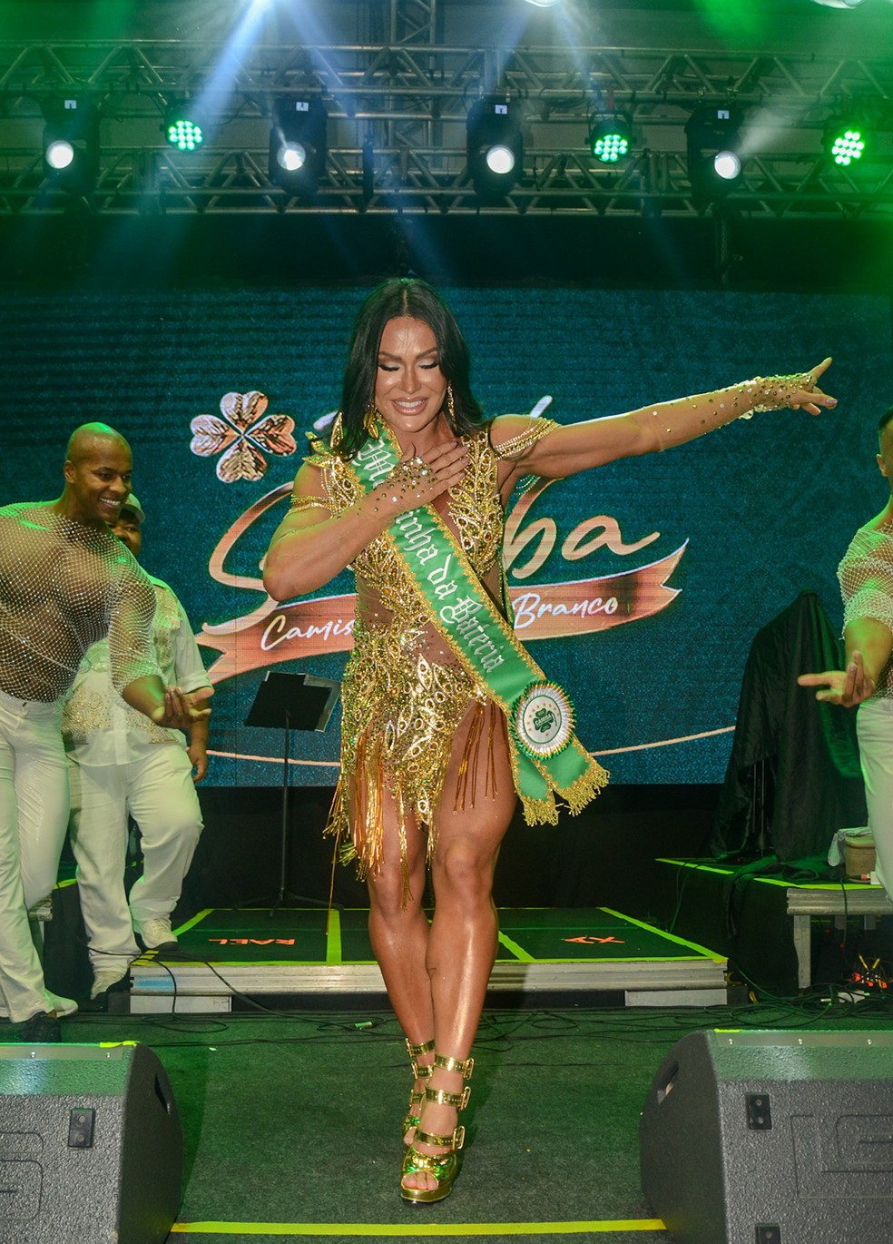 Gracyanne Barbosa é coroada Madrinha de Bateria da Camisa Verde e Branco — Foto: Araujo/AgNews