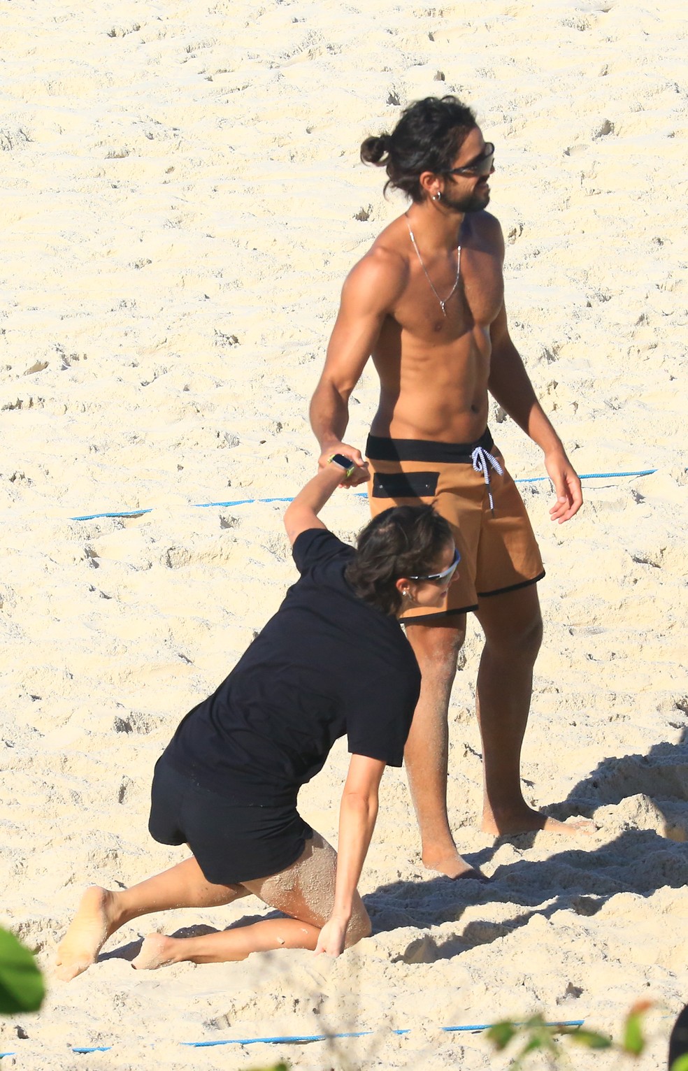 Rodrigo Simas ajuda Agatha Moreira após tombo em partida de vôlei na Praia da Barra da Tijuca — Foto: Fabrício Pioyani/AgNews