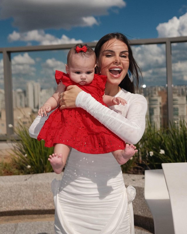 amanda-kimberlly-m-e-da-filha-de-neymar-descreve-maternidade-como