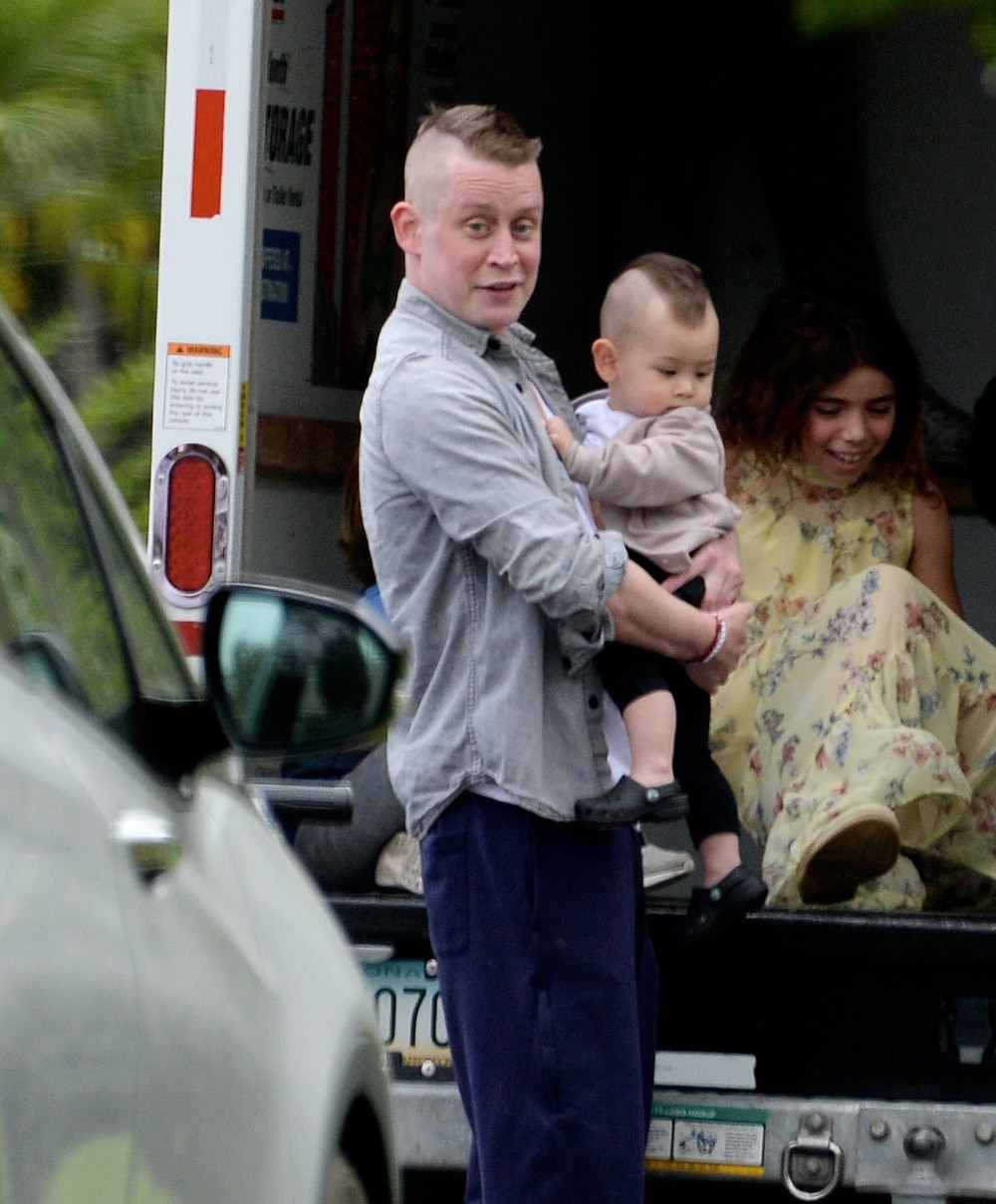 Por dentro da vida de Macaulay Culkin, Brenda Song e filhos, família ...