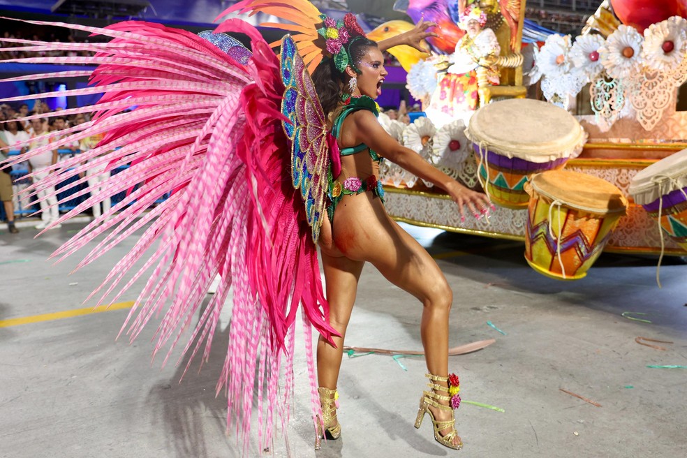 Alane Dias machuca o bumbum me desfile da Grande Rio — Foto: Roberto Filho/BrazilNews