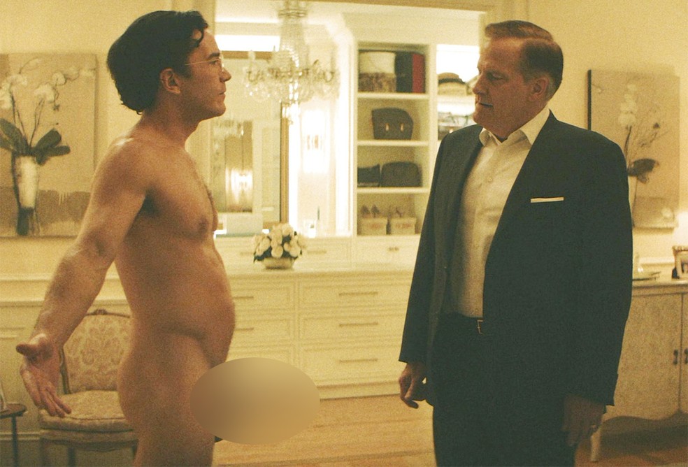 Tom Pelphrey aparece completamente nu em série — Foto: Reprodução/Netflix
