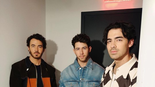 Nick Jonas é diagnosticado com Influenza A e adia shows dos Jonas Brothers