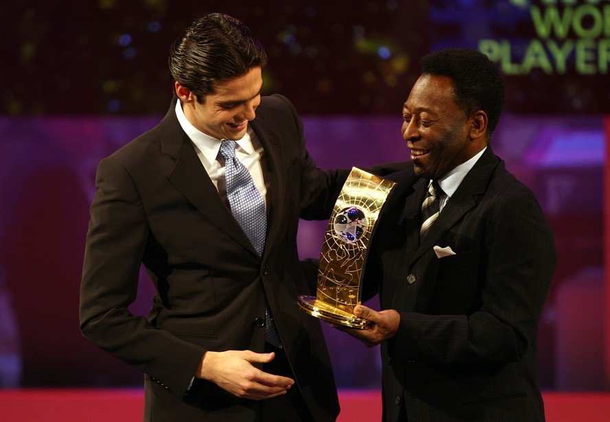Pelé dando a Kaká o prêmio de jogador do ano, em 2007