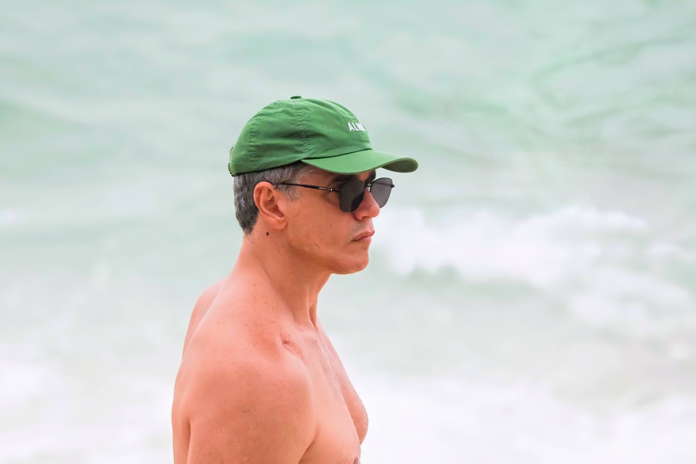 Márcio Garcia vai à praia com o filho mais velho — Foto: Dan Delmiro / Agnews