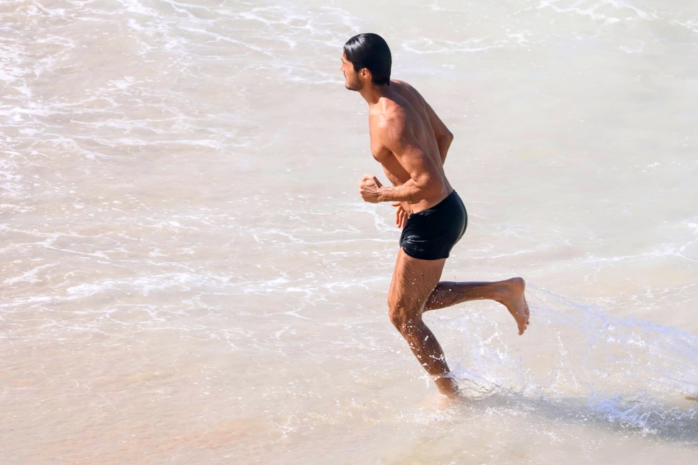Tiago Iorc em praia do Rio de Janeiro — Foto: Daniel Delmiro/AgNews