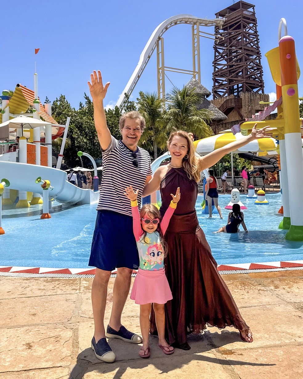 Edson Celulari e Karin Roepke com a filha, Chiara — Foto: Divulgação