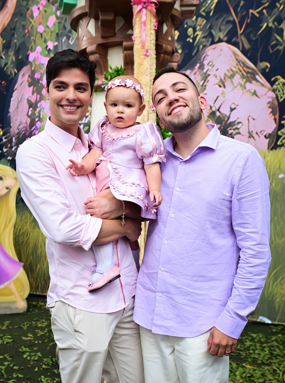 Lucas Bley e Lucas Rangel com Mia — Foto: Leo Franco / AgNews