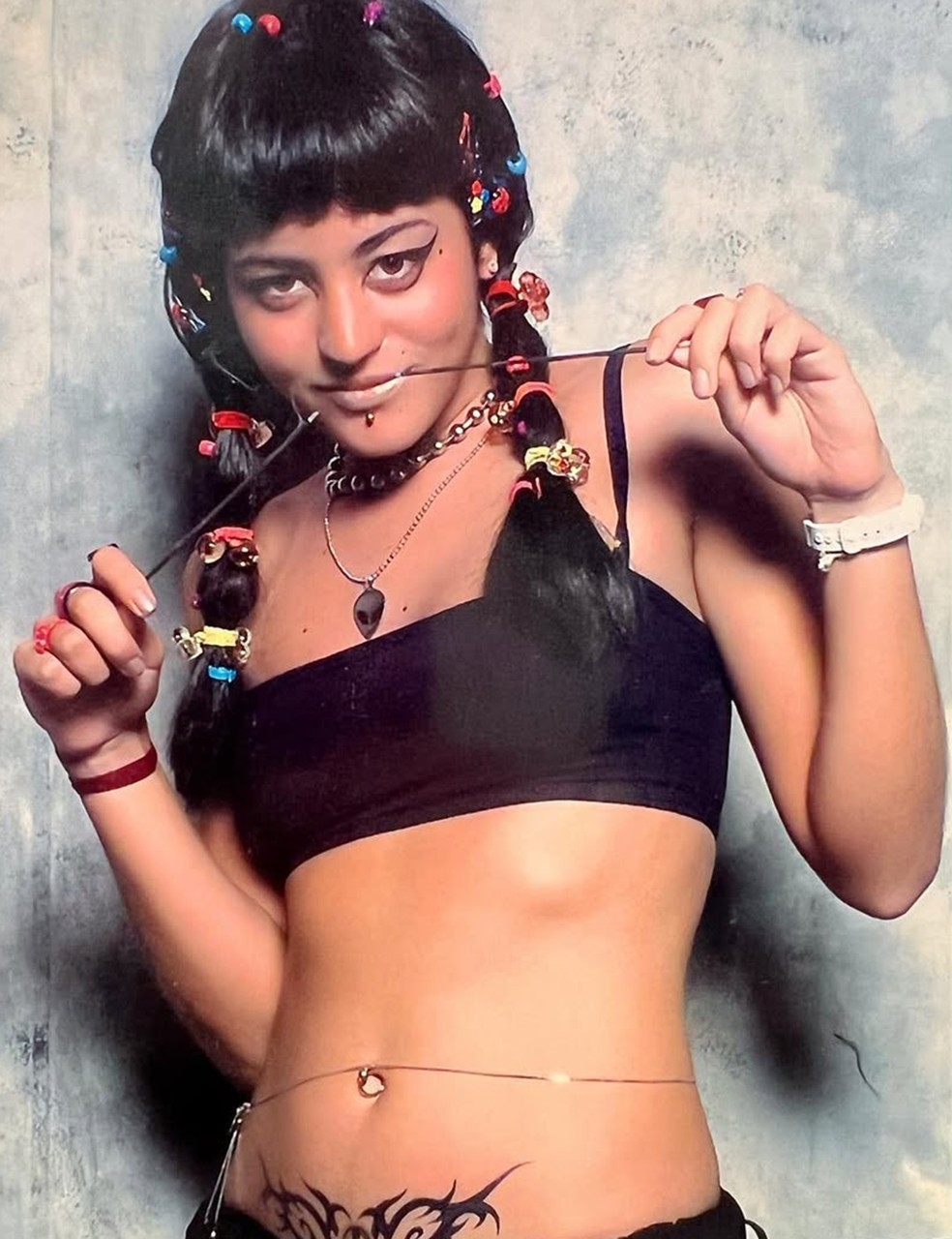 Carol Castro tinha apenas 14 anos quando fez tatuagem tribal no baixo ventre — Foto: Reprodução/Instagram