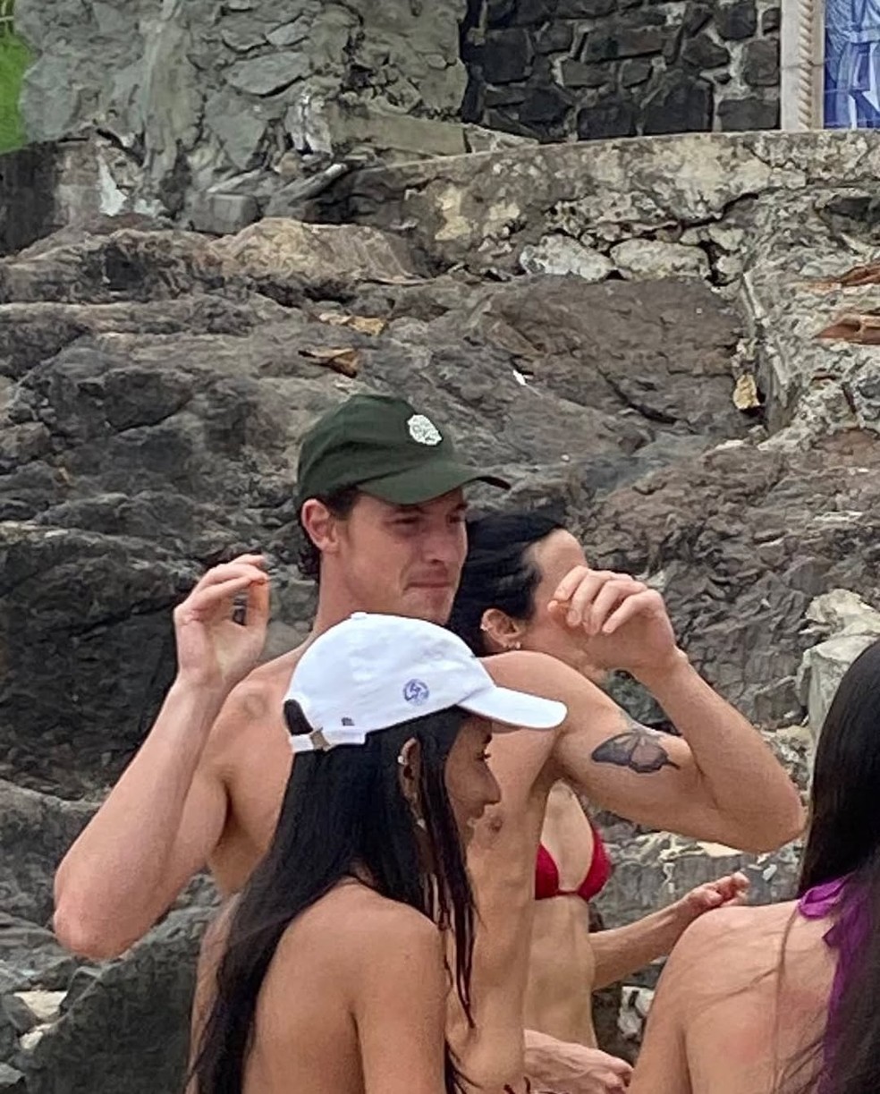 Shawn Mendes posa com fãs em praia de Salvador — Foto: Reprodução/Instagram