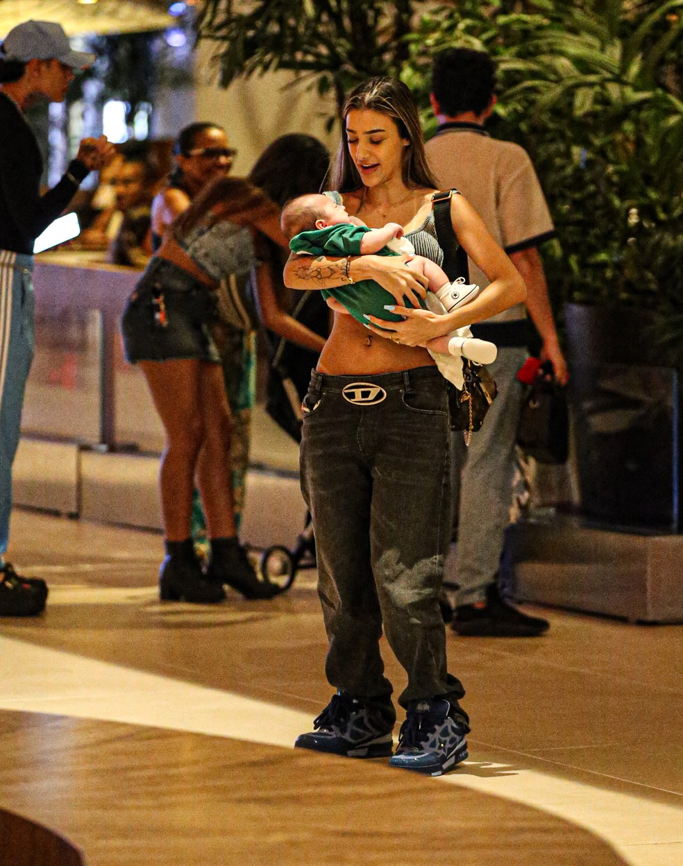 Bia Miranda passeia por shopping com amigos e filho — Foto: Edson Douglas/Agnews