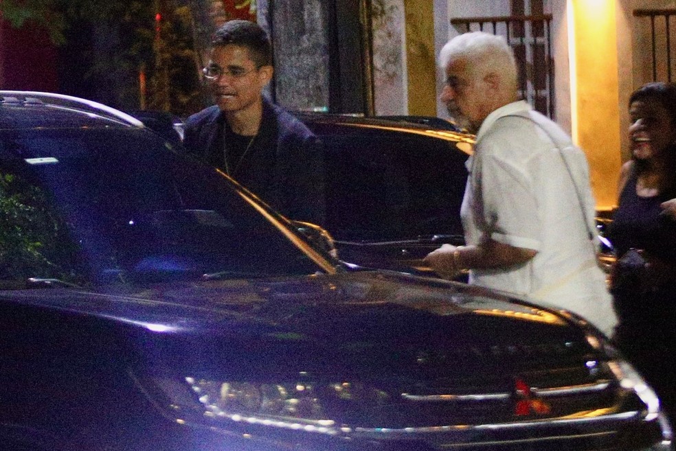 Lulu Santos surge em registro raro ao lado do marido durante passeio no Rio — Foto: Thiago Martins / AgNews