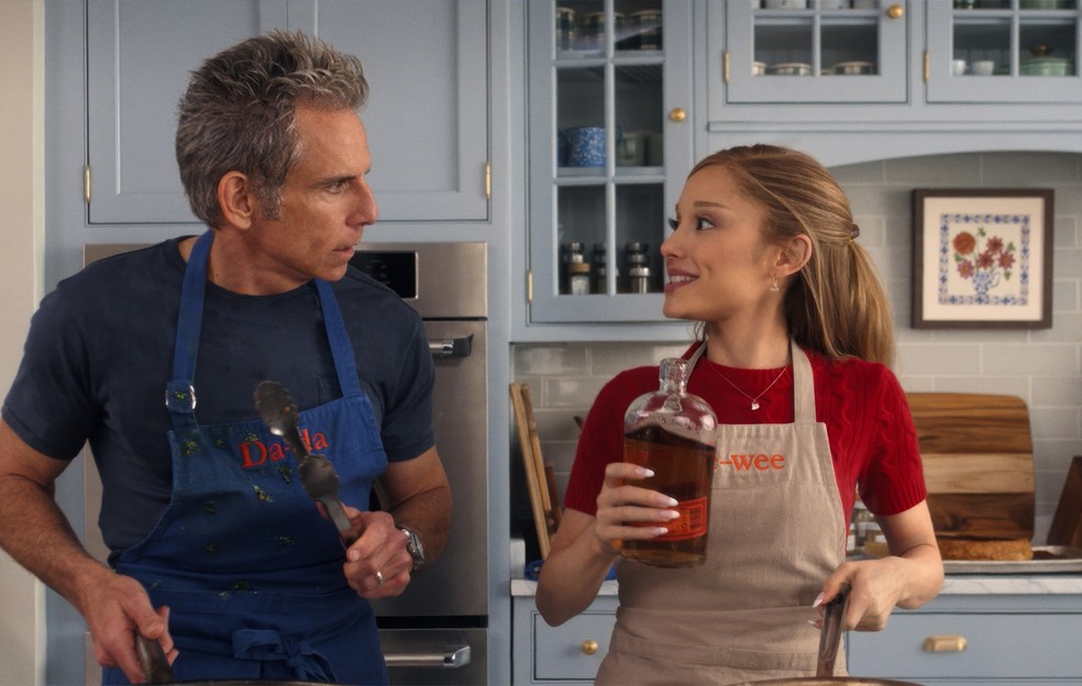Greg Focker (Ben Stiller) e Olivia Jones (Ariana Grande) — Foto: Universal Studios e Paramount Pictures/Divulgação