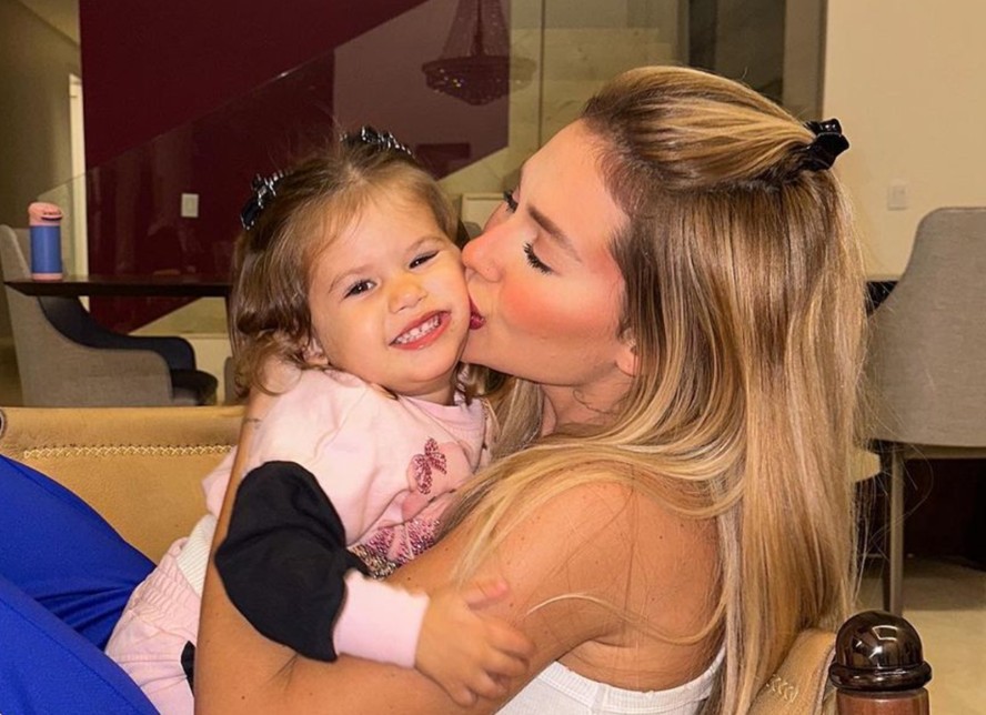 Virginia Fonseca posa em momento fofo com Maria Alice, e brinca sobre  semelhança