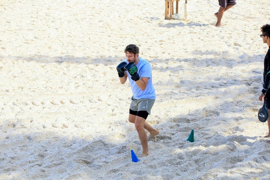 Fábio Porchat pratica boxe em praia no RJ — Foto: Agnews 