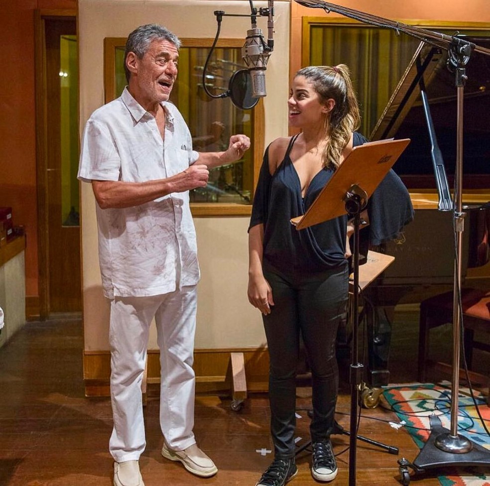 Clara Buarque homenageou Chico Buarque por seus 79 anos — Foto: Reprodução / Instagram