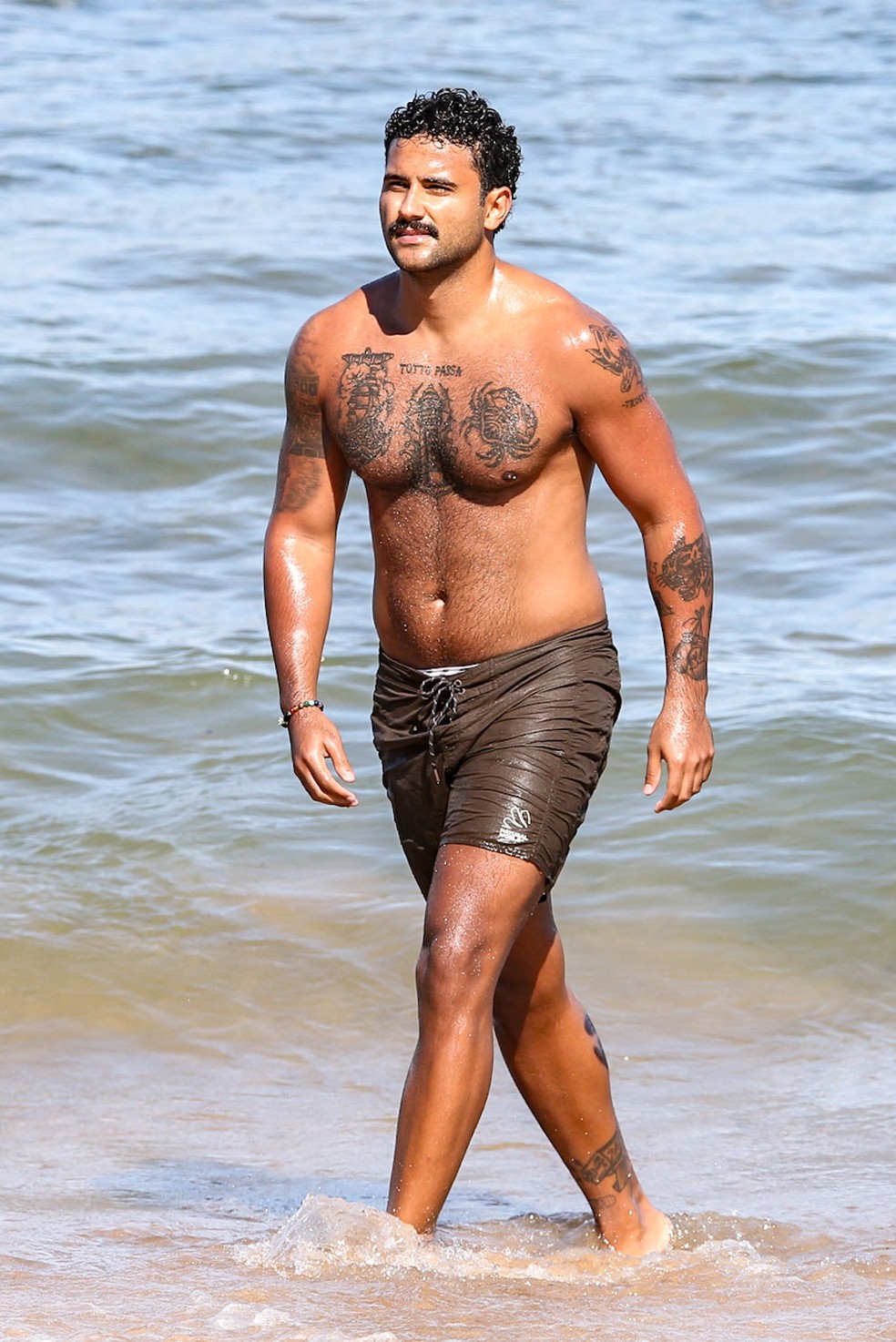 Lucas Pizane aproveita o mar da Praia do Forte, durante o Tivoli Tropical 2026 — Foto: Dilson Silva/AgNews