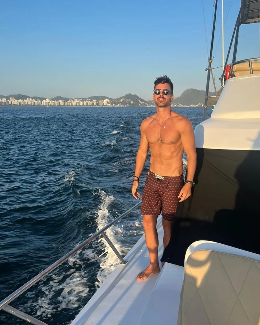Marcos Pitombo curte passeio de barco — Foto: Reprodução/Instagram
