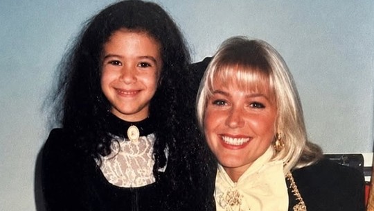Lembra dela? Carolina Pavanelli, atriz mirim dos anos 90, resgata foto com Xuxa; veja como ela está após mudar de carreira