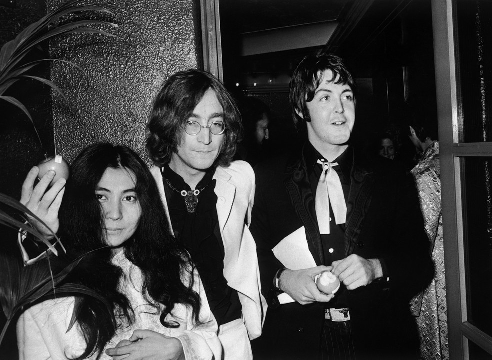 Yoko Ono, John Lennon e Paul McCartney na première de 'Yellow Submarine', em 1968 — Foto: Getty Images