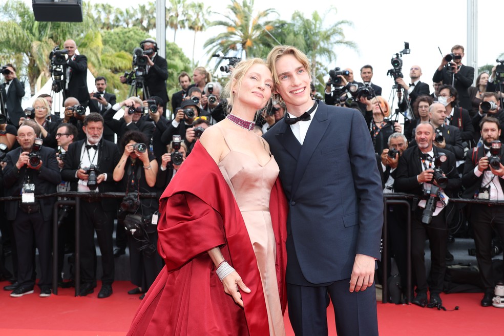 Uma Thurman e o filho, Roan Thurman-Hawke, no Festival de Cannes — Foto: Getty Images