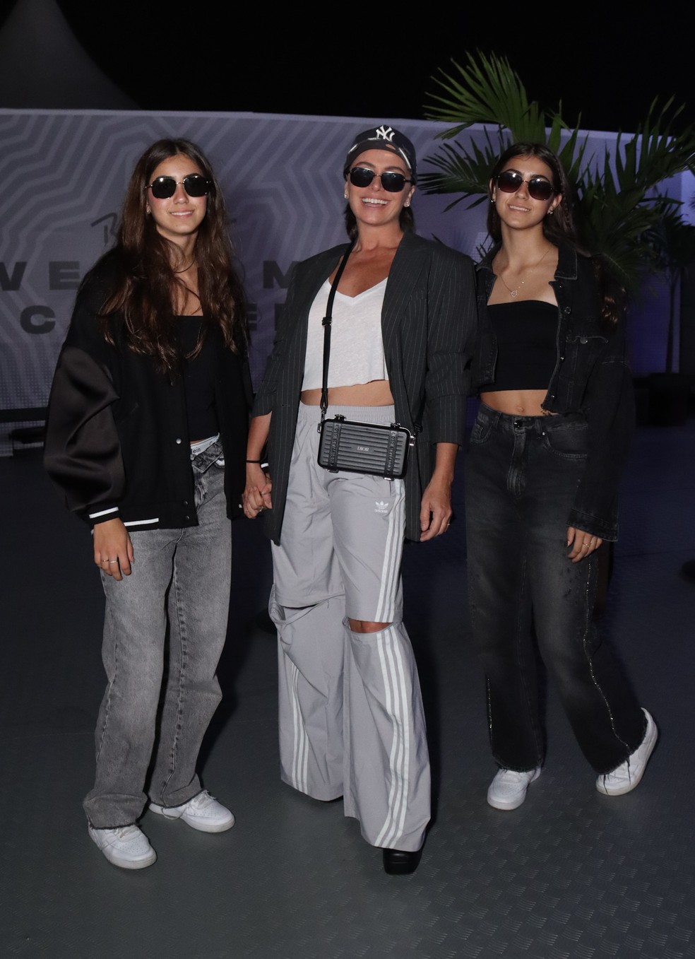 Giovanna Antonelli entre as filhas — Foto: BrazilNews