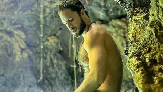 Rainer Cadete posa nu ao curtir cachoeira: "Pedaço do paraíso"