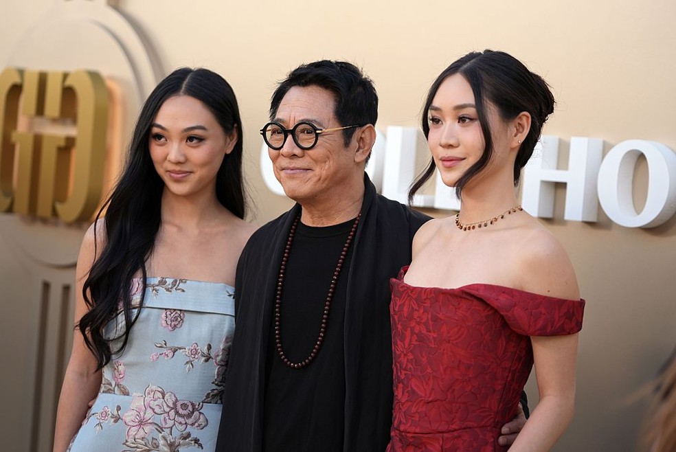 Ao 63 anos, Jet Li vai a evento de gala acompanhado das duas filhas ...