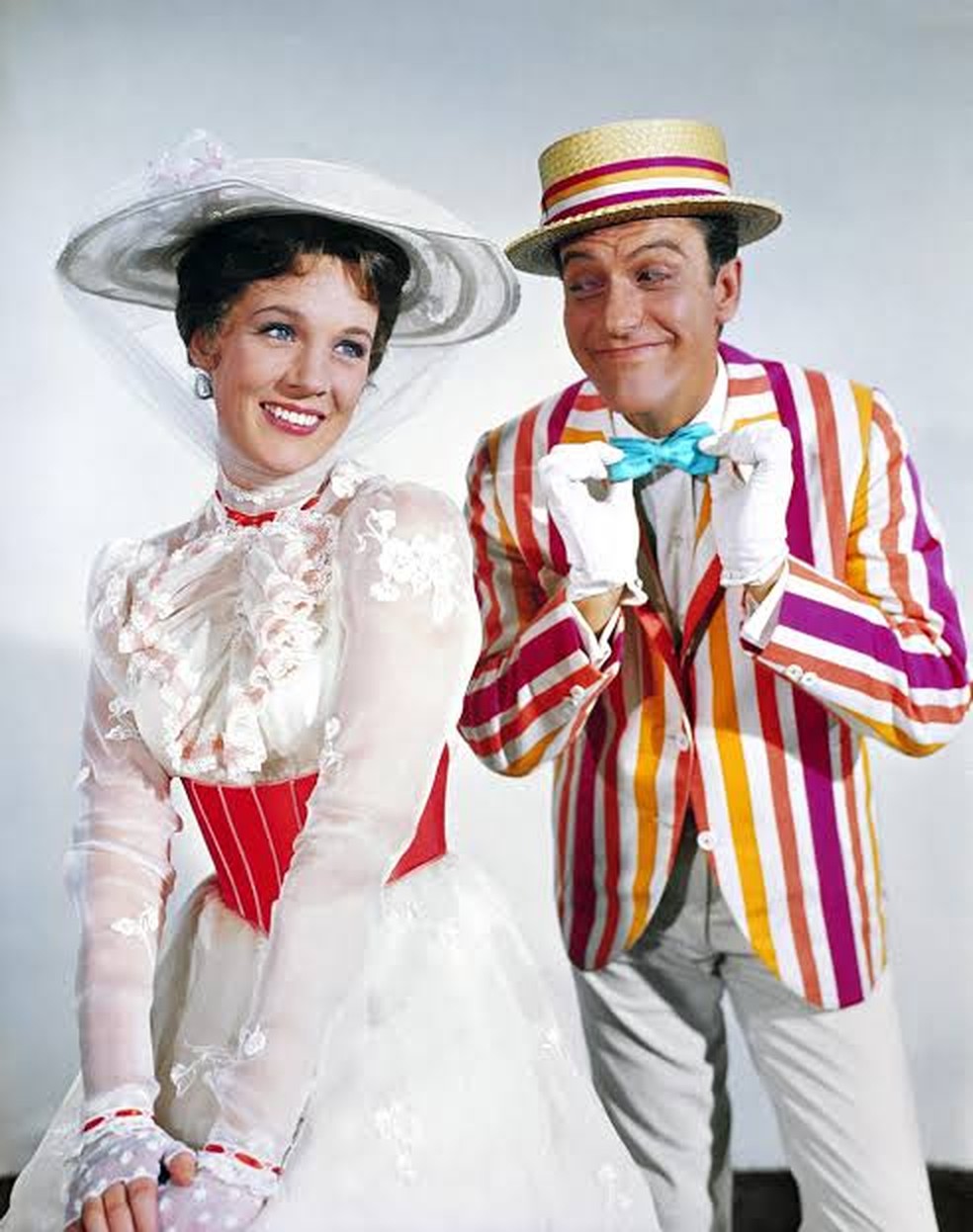 Julie Andrews e Dick Van Dyke estrelaram 'Mary Poppins' (1964) — Foto: Divulgação