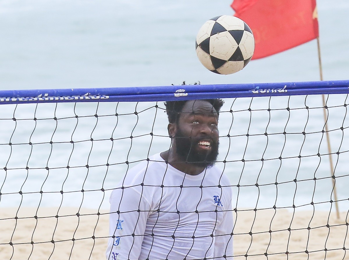 Douglas Silva treina futevôlei em praia carioca