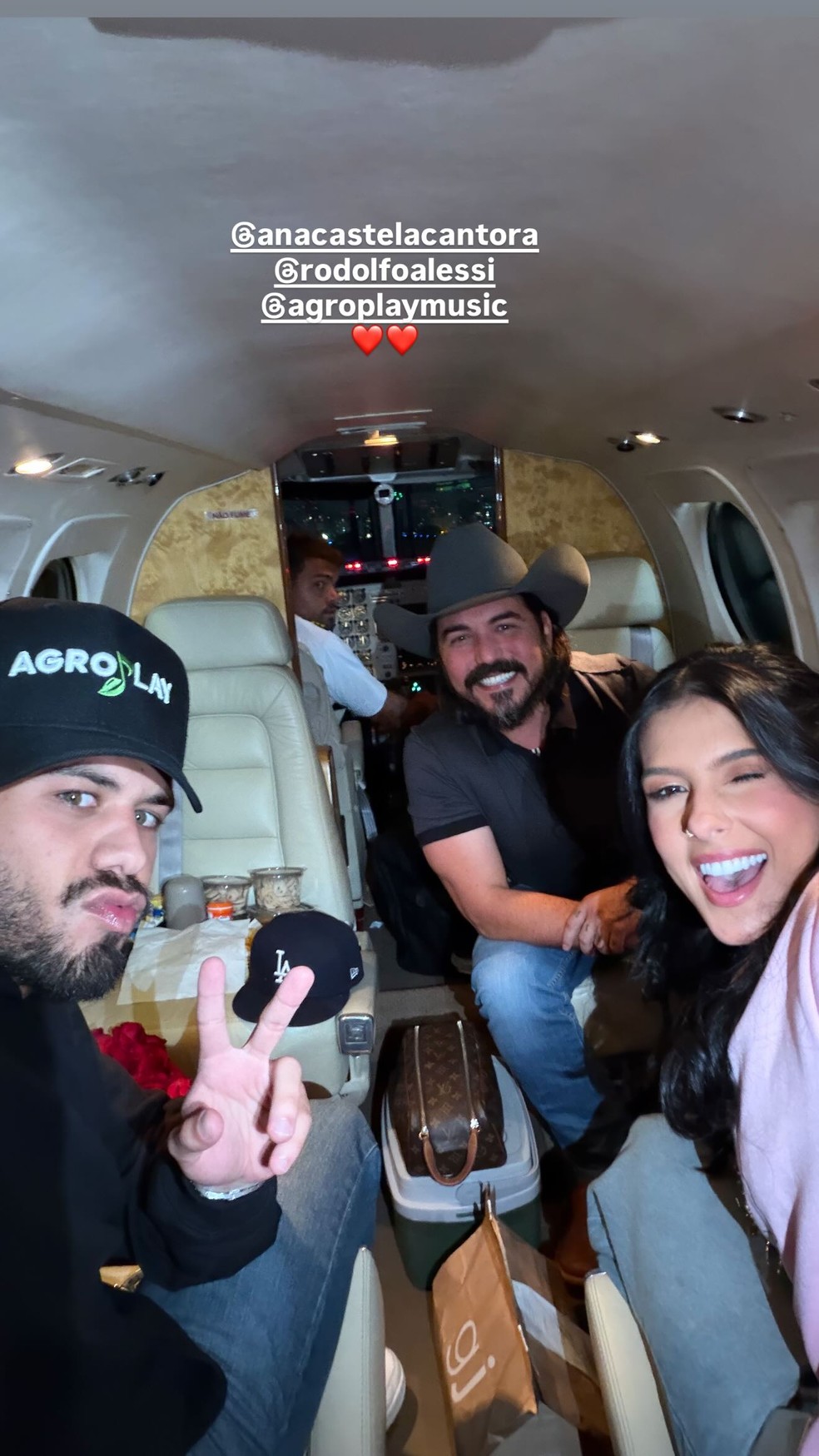 Após beijo na TV, Zé Felipe e Ana Castela voam de jatinho e cantor trolla marmita da sertaneja — Foto: Reprodução/Instagram