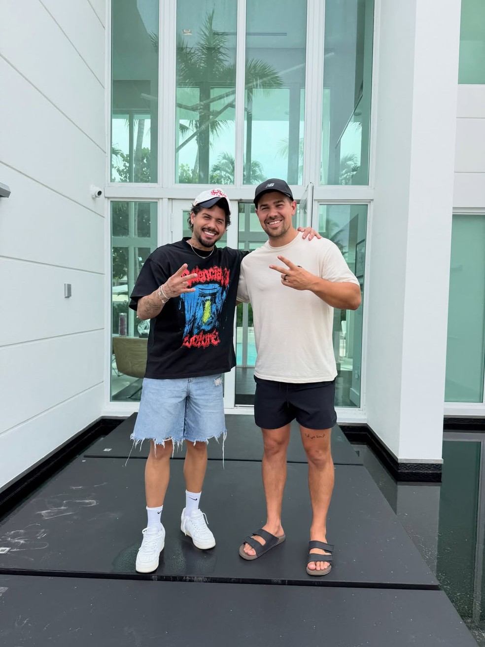Zé Felipe e o corretor de imóveis — Foto: Reprodução/Instagram
