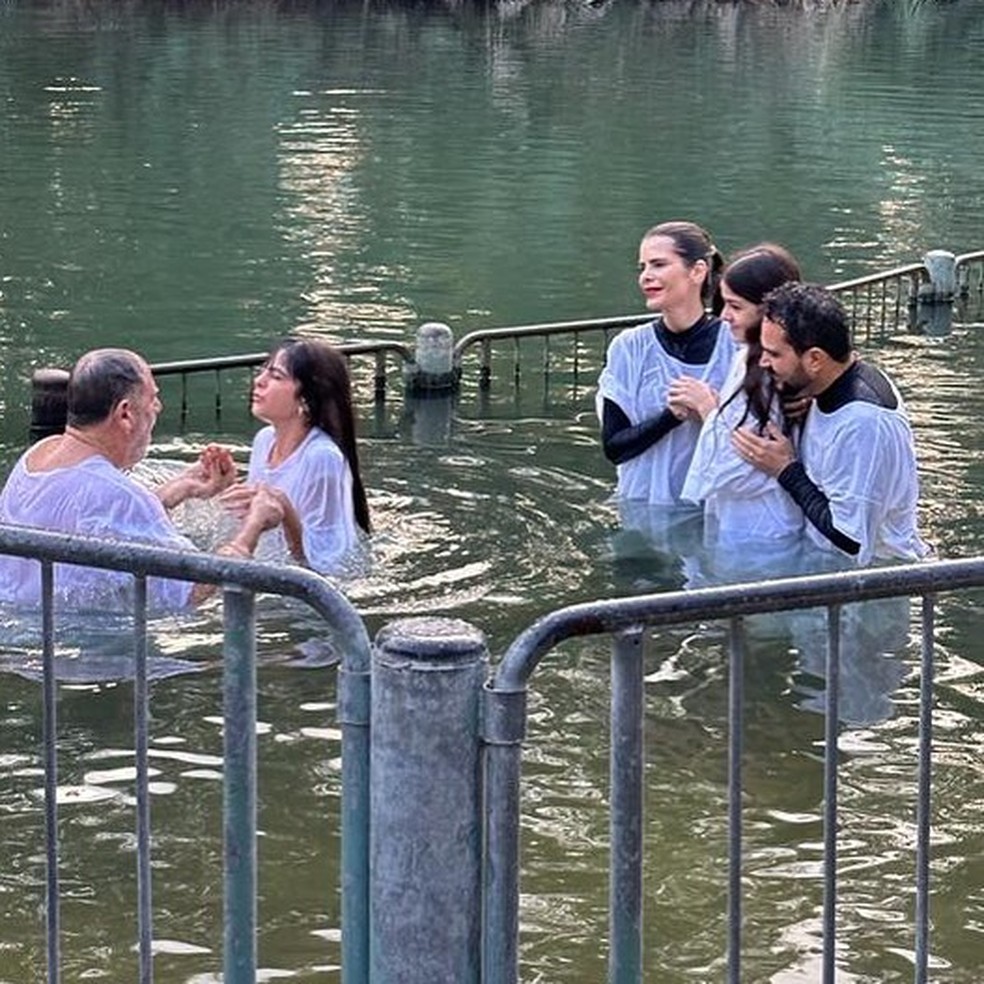 Luciano Camargo mulher e filhas s o batizados na igreja