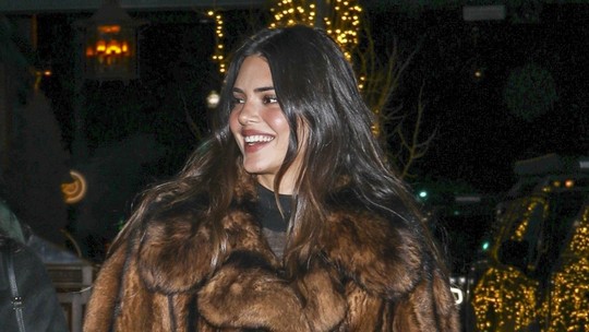 Após terminar com Bad Bunny, Kendall Jenner usa casaco de R$ 132 mil em Aspen com amigos