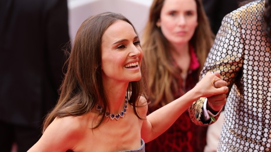 Natalie Portman surge deslumbrante no Festival de Cannes em volta após 8 anos