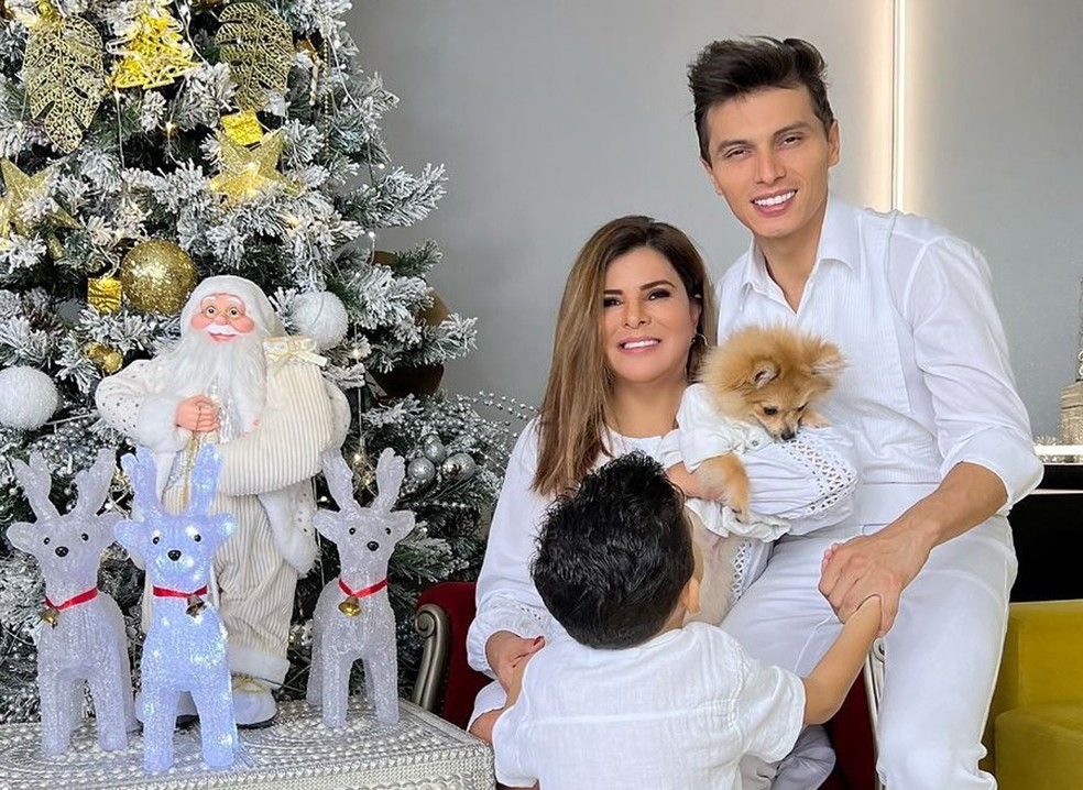 Mara Maravilha com o marido, Gabriel Torres, e o filho, Miguel Benjamim — Foto: Reprodução/Instagram
