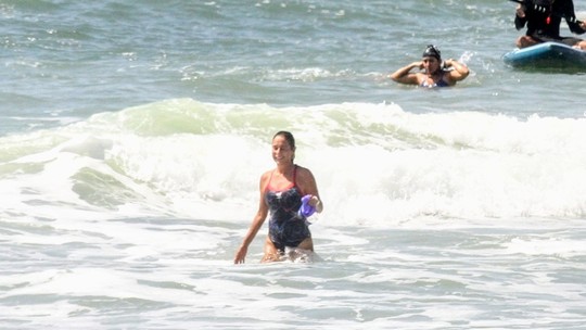Andréa Beltrão toma banho de mar no Rio