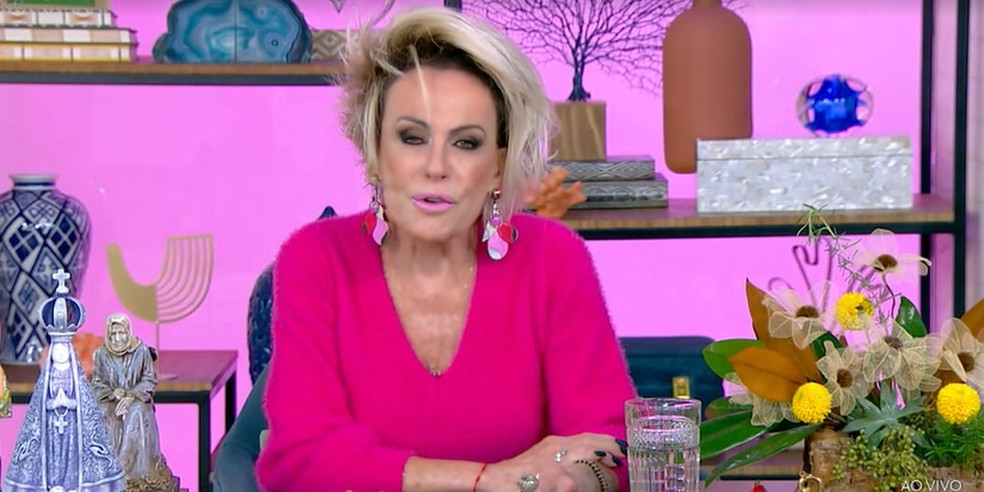 Apresentadores usam rosa-choque em homenagem para Rita Lee; entenda