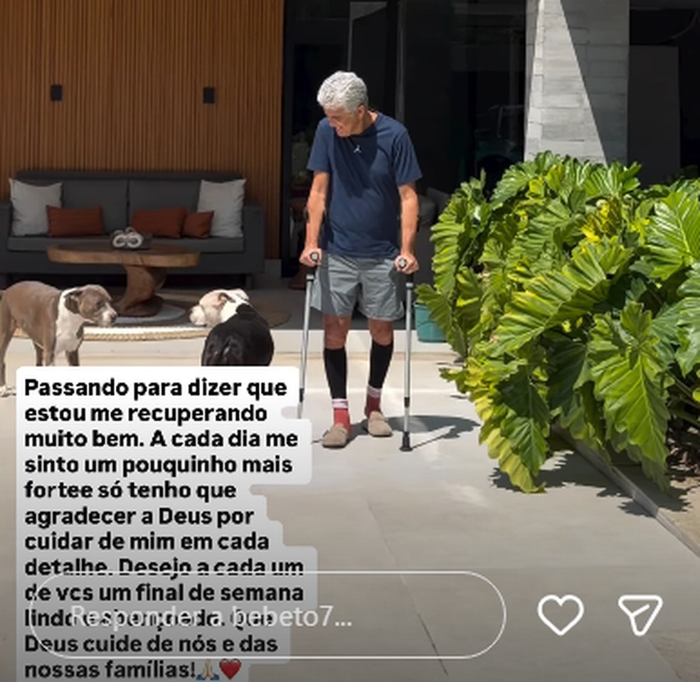 Ex-jogador da Seleção Bebeto aparece de muletas e fala de recuperação — Foto: Reprodução/Instagram