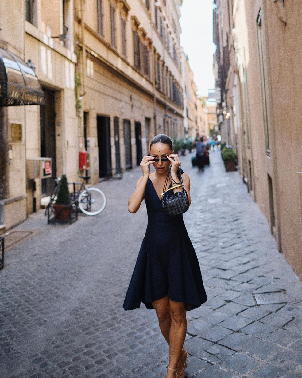 Sabrina Sato usa vestido preto para caminhar pelas ruas da Itália — Foto: Reprodução/Instagram